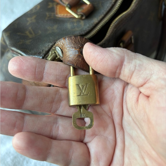 Authentic Louis Vuitton Speedy 30 Vintage 90’s with lock and key - Picture 7 of 15